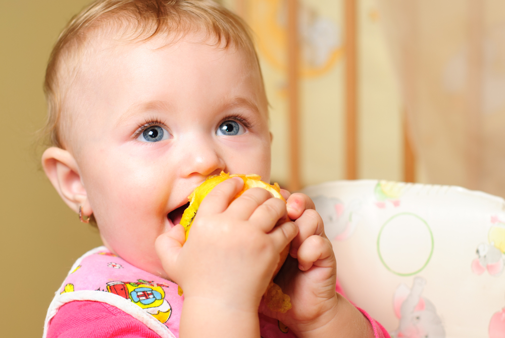 Sabes cuándo y cómo introducir la fruta en la dieta del bebé?