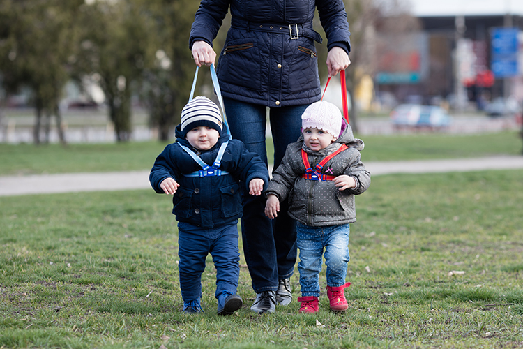 Tacatá: Los andadores no ayudan a que los bebés caminen antes y son un  peligro, Mamas & Papas