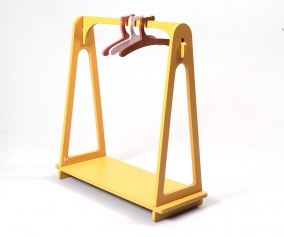 Perchero Amarillo para Ropa de Mueco