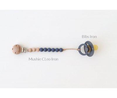 Sujetachupetes Mushie Cleo Iron