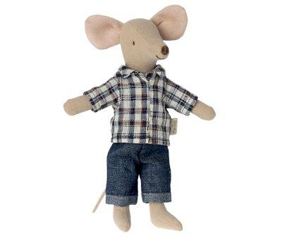 Pap Ratn con Camisa y Vaqueros