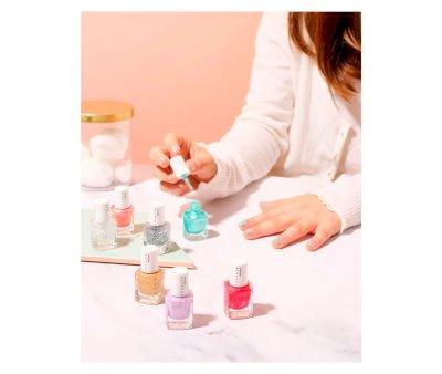 Do Blsamo Labial y Esmalte de Uas Turquesa